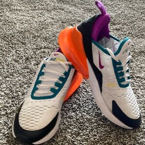 Girls Nike Air Max size 5.5 (big girls) Gently used.